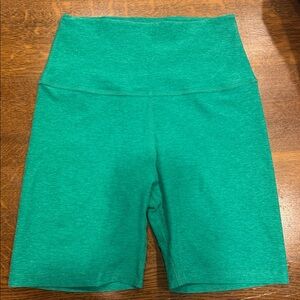 Beyond Yoga Green High-Waisted Biker 7” Shorts
